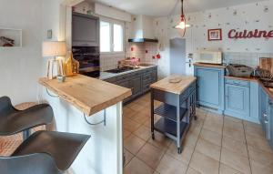 Majoituspaikan Awesome Home In Trgueux With Kitchen keittiö tai keittotila