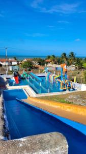 um parque aquático com escorrega e escorrega aquático em Pousada Bugaendrus em Touros