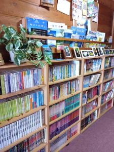 北塩原村的住宿－ペンションとも，一排书架上满是书籍