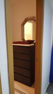 a bathroom with a mirror on a dresser at Hermoso condominio con aparcamiento gratuito in La Javilla +6 photos