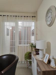 a room with a desk with a chair and a window at Apartman Stanimirović 3 in Zaječar