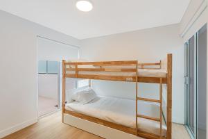 Postel nebo postele na pokoji v ubytování Eden Apartments Unit 102 + 10 fotografií