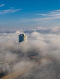 una vista de una ciudad en las nubes con un edificio en TMS Apartments Quy Nhơn, en Quy Nhon