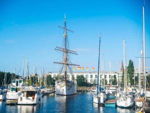 Ein paar Boote sind in einem Hafen angedockt. in der Unterkunft 2 slaapkamer appartement op de zeedijk van Oostende. in Ostende