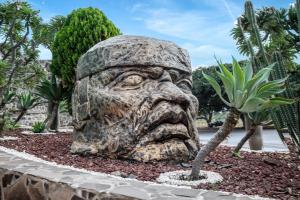 une statue de tête dans un jardin dans l'établissement Sojourner’s Vista del Lago, à San Nicolás de Ibarra