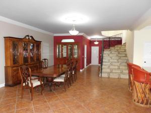 une salle à manger avec une table, des chaises et un escalier dans l'établissement Sojourner’s Vista del Lago, à San Nicolás de Ibarra
