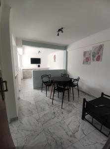 une pièce avec une table, des chaises et une télévision dans l'établissement Dpto Falucho8 plaza Colón 2 personas, à Mar del Plata 8 autres photos