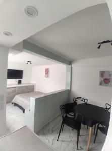 une chambre avec un lit, un bureau et une table dans l'établissement Dpto Falucho8 plaza Colón 2 personas, à Mar del Plata