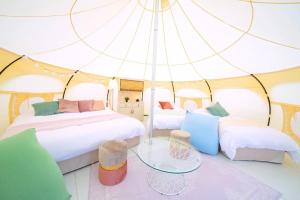 een slaapkamer met 2 bedden in een tent bij Kanonji City - Camp - Vacation STAY 42265v in Kanonji