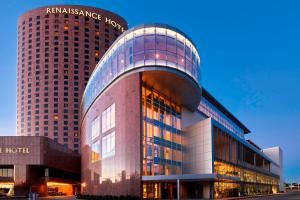 Renaissance Dallas Hotel في دالاس: مبنى الفندق مع قبة زجاجية كبيرة
