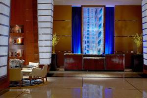 eine Lobby mit einem Tisch und Stühlen sowie ein Gebäude in der Unterkunft Renaissance Dallas Hotel in Dallas