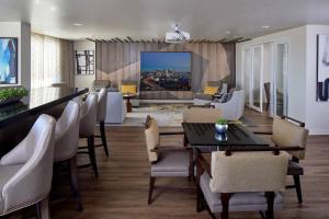 - une salle à manger avec une table et des chaises dans l'établissement Renaissance Dallas Hotel, à Dallas