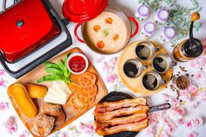 een tafel met een bord eten en een lunchbox bij Kanonji City - Camp - Vacation STAY 42265v in Kanonji