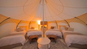 een kamer met 4 bedden in een tent bij Kanonji City - Camp - Vacation STAY 42261v in Kanonji