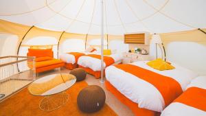 een slaapkamer met 2 bedden en een tent bij Kanonji City - Camp - Vacation STAY 42263v in Kanonji