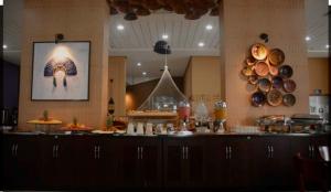 マナウスにあるTropical Executive Hotel APT 606のキッチン(鍋、フライパン付きカウンター付)