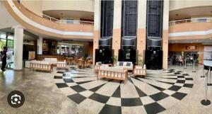 un vestíbulo con suelo a cuadros en un edificio en Tropical Executive Hotel APT 606 en Manaos