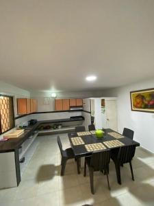 - une cuisine avec une table et des chaises dans la chambre dans l'établissement HERMOSA CASA CAMPESTRE EN SANTA MARTA, à Santa Marta