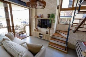 Uma TV ou centro de entretenimento em Casa 19 da Vila Beija Flor