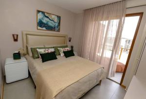 sypialnia z dużym łóżkiem i oknem w obiekcie Casa 19 da Vila Beija Flor w mieście Mucugê