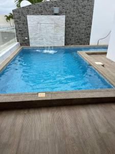 una gran piscina azul en un edificio en Casa con piscina Punta Carnero, en Salinas
