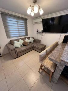 薩利納斯的住宿－Casa con piscina Punta Carnero，带沙发和平面电视的客厅