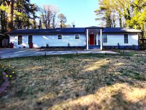 ein weißes Haus mit einem Hof davor in der Unterkunft 3 Bedroom Jewel: Luxury with Crystal Pool in Stone Mountain