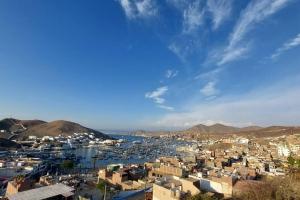 vistas a una ciudad con edificios y un puerto en Hermoso dúplex con gran vista!, en Pucusana