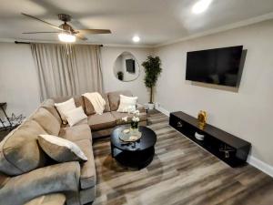ein Wohnzimmer mit Couch und Flachbildfernseher in der Unterkunft 3 Bedroom Jewel: Luxury with Crystal Pool in Stone Mountain