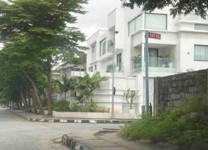 um edifício branco com uma placa que lê hotel em Gorgeous 2 Bedroom with parking inside Banana Island, Ikoyi em Lagos