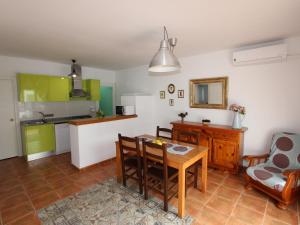 Kuchyňa alebo kuchynka v ubytovaní Casa familiar cerca del mar con piscina privada, WiFi, aire acondicionado, admiten mascotas - ES-184-47