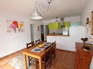 Kuchyňa alebo kuchynka v ubytovaní Casa familiar cerca del mar con piscina privada, WiFi, aire acondicionado, admiten mascotas - ES-184-47