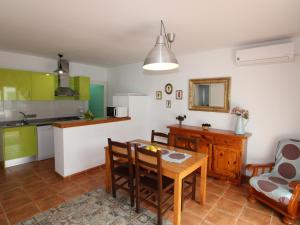 Kuchyňa alebo kuchynka v ubytovaní Casa familiar cerca del mar con piscina privada, WiFi, aire acondicionado, admiten mascotas - ES-184-47