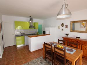 Kuchyňa alebo kuchynka v ubytovaní Casa familiar cerca del mar con piscina privada, WiFi, aire acondicionado, admiten mascotas - ES-184-47