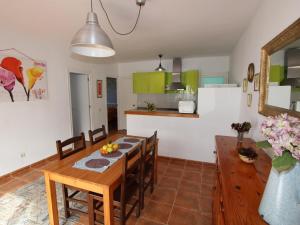 Kuchyňa alebo kuchynka v ubytovaní Casa familiar cerca del mar con piscina privada, WiFi, aire acondicionado, admiten mascotas - ES-184-47