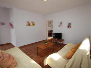 Televízia a/alebo spoločenská miestnosť v ubytovaní Casa familiar cerca del mar con piscina privada, WiFi, aire acondicionado, admiten mascotas - ES-184-47