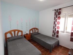 Posteľ alebo postele v izbe v ubytovaní Casa familiar cerca del mar con piscina privada, WiFi, aire acondicionado, admiten mascotas - ES-184-47