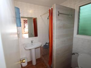 Kúpeľňa v ubytovaní Casa familiar cerca del mar con piscina privada, WiFi, aire acondicionado, admiten mascotas - ES-184-47