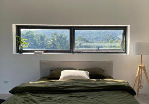 um quarto com uma grande janela por cima de uma cama em ATATvilla Khaoyai with mountain rooftop view for party and BBQ em Mu Si