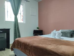1 dormitorio con 1 cama grande y ventana en Habitación en apartahotel Sarita Salento en Salento