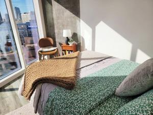 a bedroom with a bed and a window with a view at Stunning 1bed Apartment Downtown 1 min to Petco Park Convention Center in San Diego