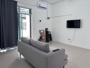 - un salon avec un canapé et une télévision dans l'établissement C4A Austin Toppen IKEA Aeon Tebrau, à Johor Bahru