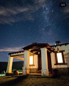 a small house with a starry sky at night at La Escondida in Tafí del Valle