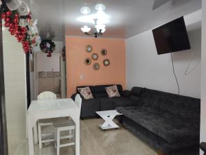 a living room with a couch and a table at Habitación en apartahotel Sarita Salento in Salento