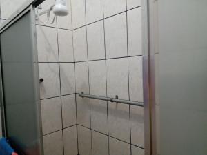 une douche avec une porte vitrée dans une salle de bain dans l'établissement Quarto familiar, aeroporto Guarulhos, à Guarulhos 20 autres photos
