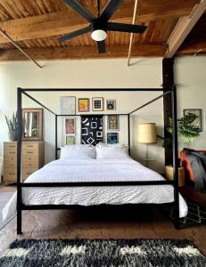 Dormitorio con cama con dosel negra en una habitación en 420 Friendly Downtown Loft KING suite FREE parking en Detroit