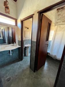 a large bathroom with two sinks and a shower at La Escondida in Tafí del Valle