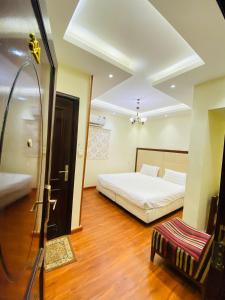 a bedroom with a bed and a shower in it at شقق الرياده الفاخره in Jeddah