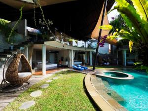 un complejo con piscina y casa en Villa Toraja by LifestyleRetreats, en Canggu