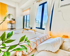 Postel nebo postele na pokoji v ubytování Cebu City SPACIOUS 1BR Condo HighView IT Park with POOL and NETFLIX
